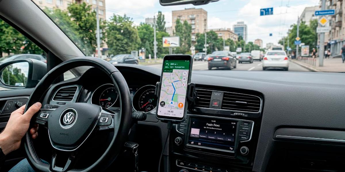 Тримач для телефону в машину з навігацією на екрані
